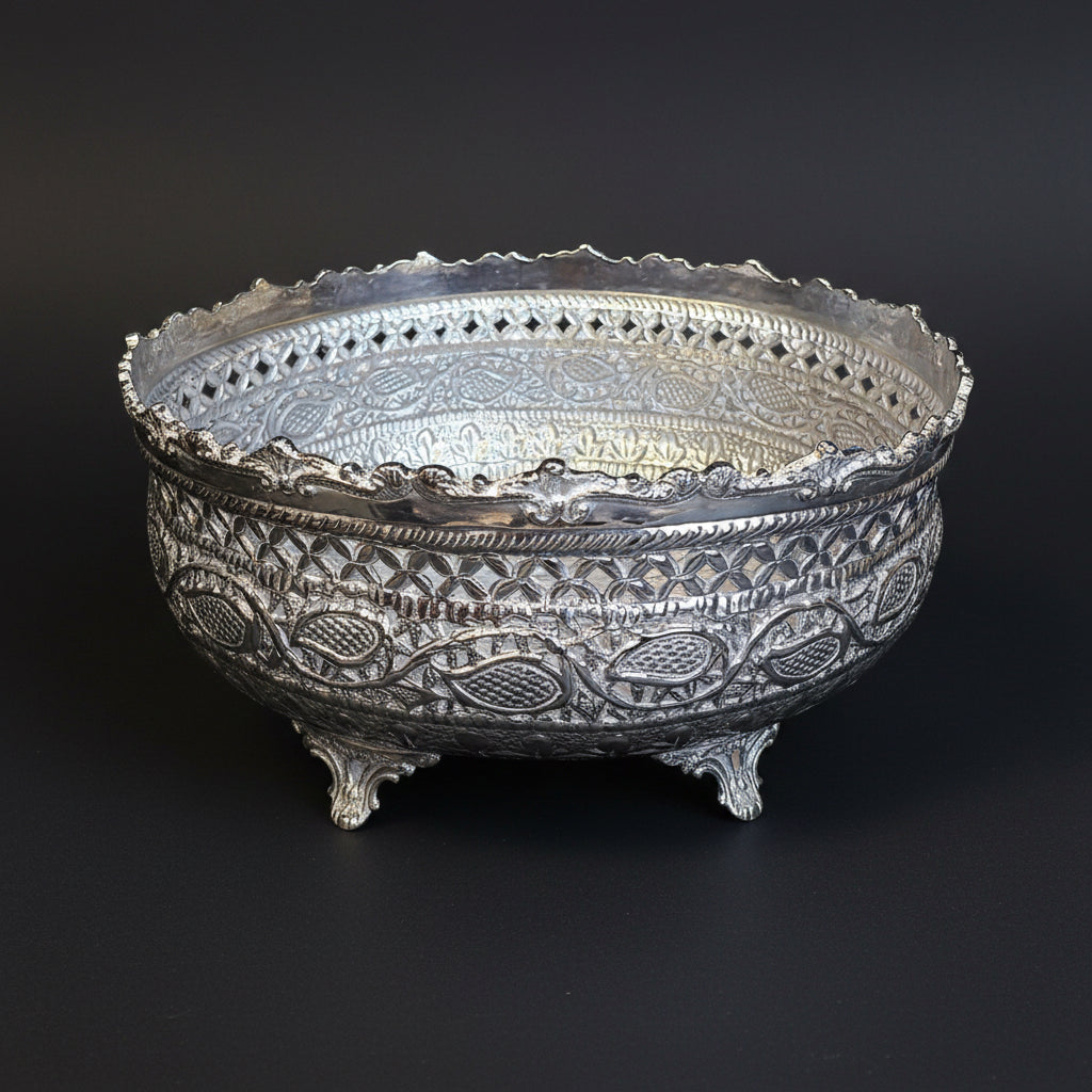 Grand brass vase