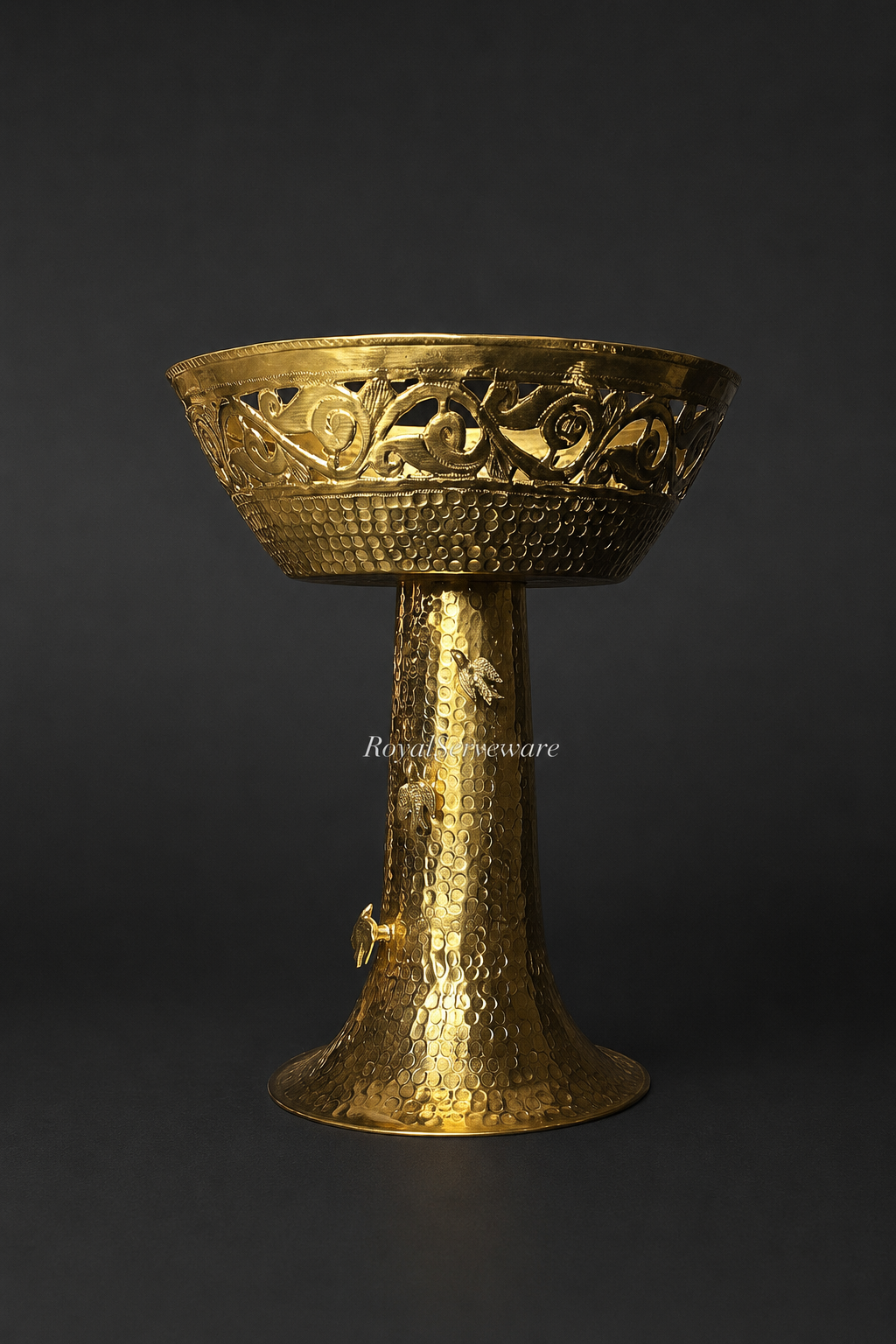 Pilar platter with bird ornaments