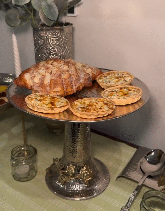 Rose Brass platter with riser - Image 2